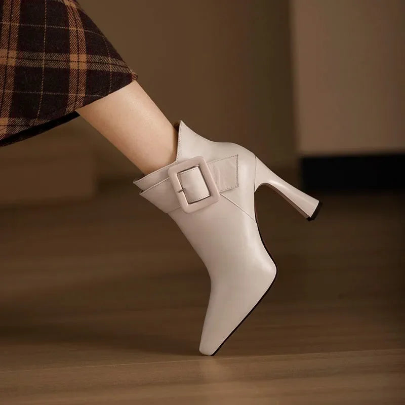 Ashley Buckle Fersenstiefel