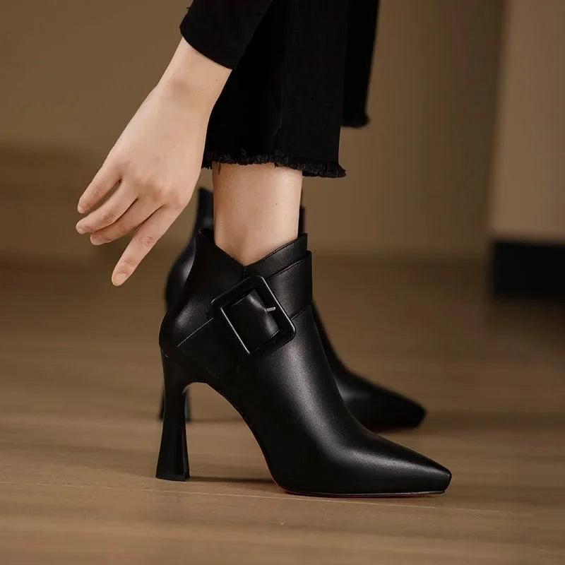 Ashley Buckle Fersenstiefel